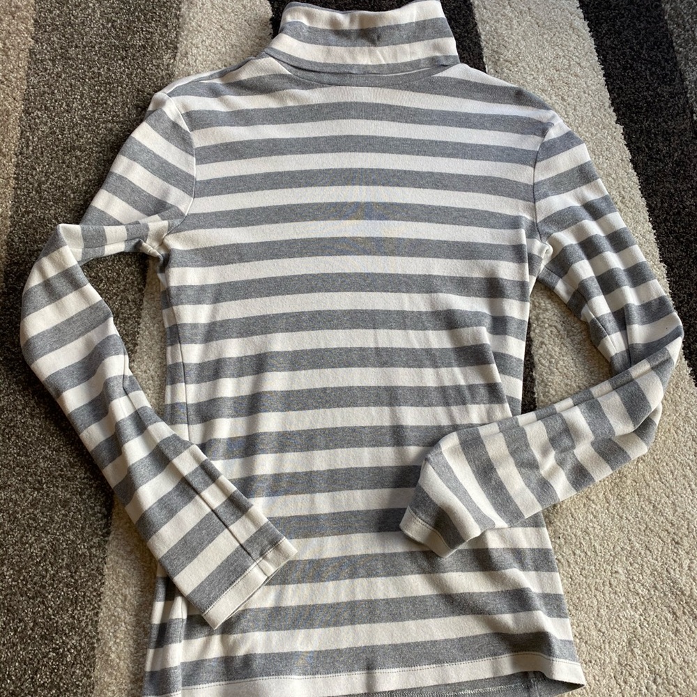 😎 Gray and white Turtleneck